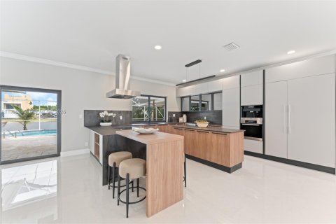 House in Weston, Florida 5 bedrooms, 378.58 sq.m. № 2003124 - photo 7