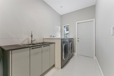 House in Weston, Florida 5 bedrooms, 378.58 sq.m. № 2003124 - photo 23