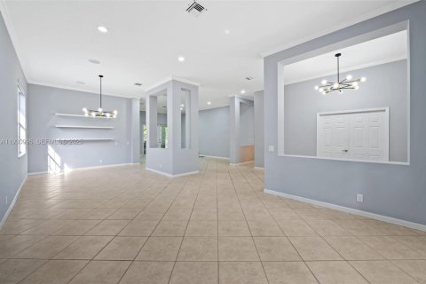 Villa ou maison à louer à Weston, Floride: 4 chambres, 248.42 m2 № 1989834 - photo 5