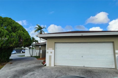 House in Miami, Florida 3 bedrooms, 153.94 sq.m. № 2058870 - photo 4