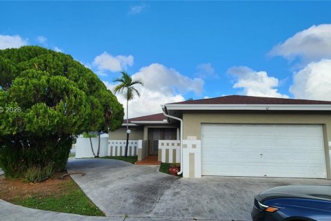 House in Miami, Florida 3 bedrooms, 153.94 sq.m. № 2058870