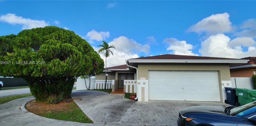 House in Miami, Florida 3 bedrooms, 153.94 sq.m. № 2058870