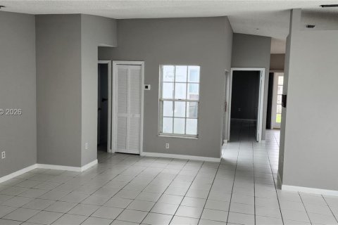 House in Miami, Florida 3 bedrooms, 153.94 sq.m. № 2058870 - photo 30