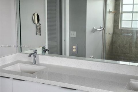 House in Miami, Florida 3 bedrooms, 153.94 sq.m. № 2058870 - photo 22