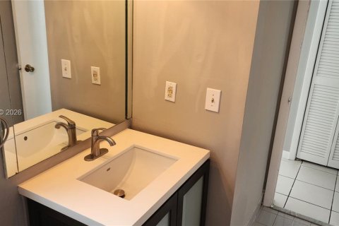 House in Miami, Florida 3 bedrooms, 153.94 sq.m. № 2058870 - photo 11