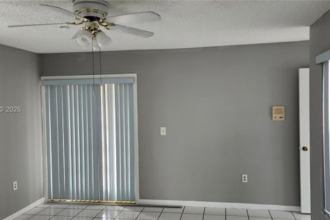 House in Miami, Florida 3 bedrooms, 153.94 sq.m. № 2058870 - photo 17