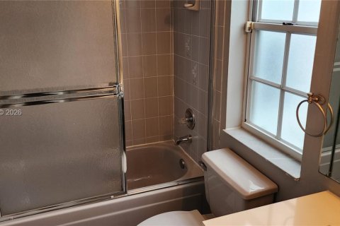 House in Miami, Florida 3 bedrooms, 153.94 sq.m. № 2058870 - photo 16