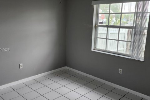 House in Miami, Florida 3 bedrooms, 153.94 sq.m. № 2058870 - photo 13