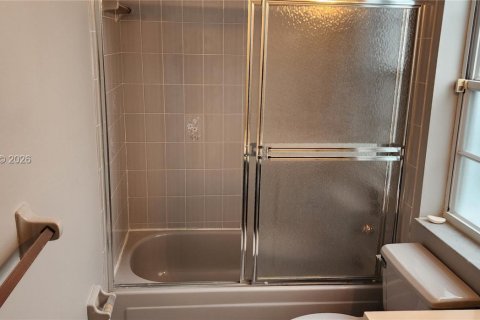 House in Miami, Florida 3 bedrooms, 153.94 sq.m. № 2058870 - photo 12