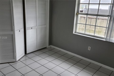 House in Miami, Florida 3 bedrooms, 153.94 sq.m. № 2058870 - photo 15