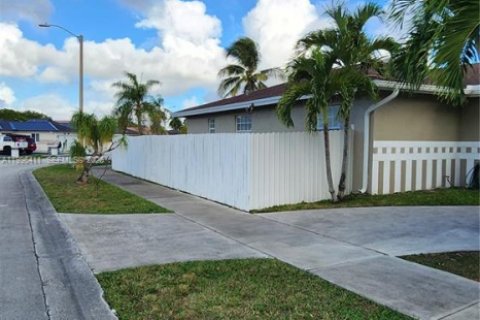 House in Miami, Florida 3 bedrooms, 153.94 sq.m. № 2058870 - photo 2