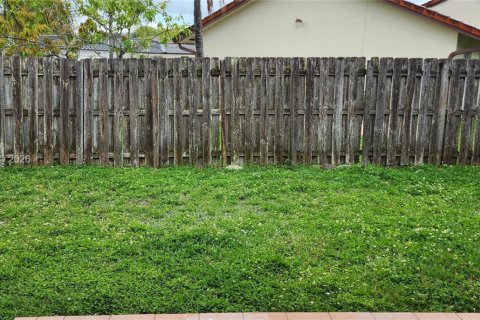 House in Miami, Florida 3 bedrooms, 153.94 sq.m. № 2058870 - photo 10