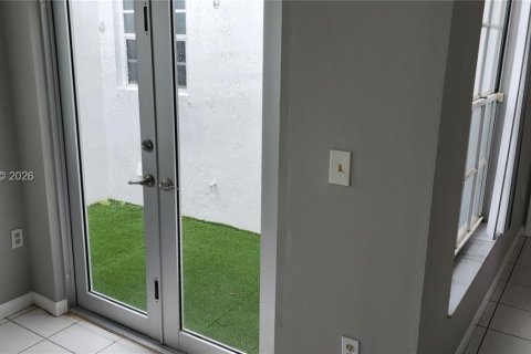 House in Miami, Florida 3 bedrooms, 153.94 sq.m. № 2058870 - photo 7