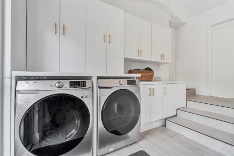 Casa en venta en Biscayne Park, Florida, 4 dormitorios, 225.29 m2 № 1936106 - foto 24