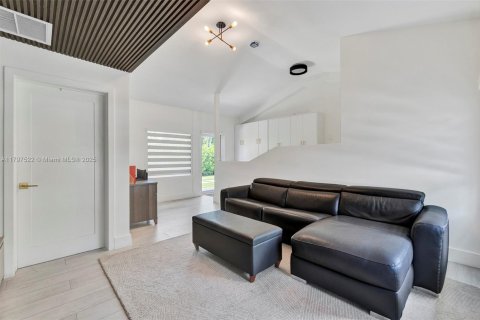 Casa en venta en Biscayne Park, Florida, 4 dormitorios, 225.29 m2 № 1936106 - foto 23