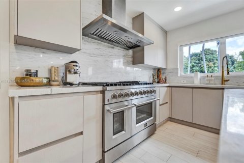 Casa en venta en Biscayne Park, Florida, 4 dormitorios, 225.29 m2 № 1936106 - foto 8