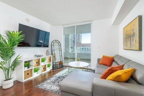Condo in Miami, Florida, 2 bedrooms  № 1860896 - photo 1