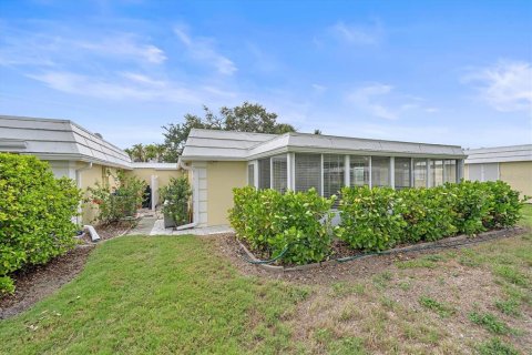 House in Sarasota, Florida 2 bedrooms, 107.3 sq.m. № 2224679