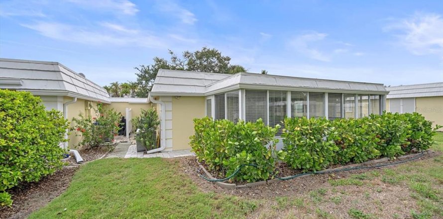 House in Sarasota, Florida 2 bedrooms, 107.3 sq.m. № 2224679