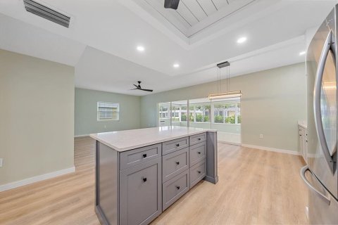 House in Sarasota, Florida 2 bedrooms, 107.3 sq.m. № 2224679 - photo 9