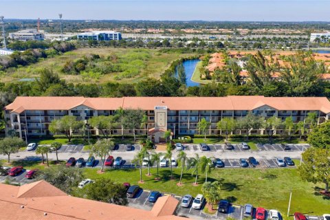 Condominio en venta en Pembroke Pines, Florida, 2 dormitorios, 112.13 m2 № 2084494 - foto 27