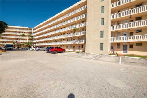 Condo in Aventura, Florida, 1 bedroom  № 1840929 - photo 25