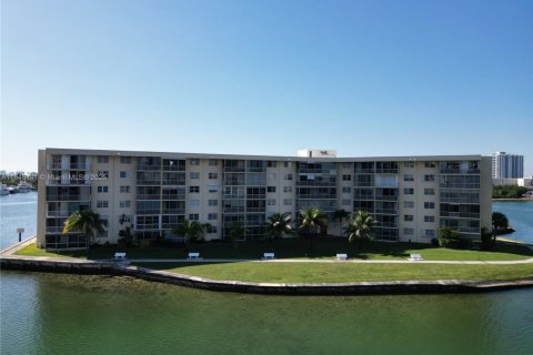 Condo in Aventura, Florida, 1 bedroom  № 1840929 - photo 23
