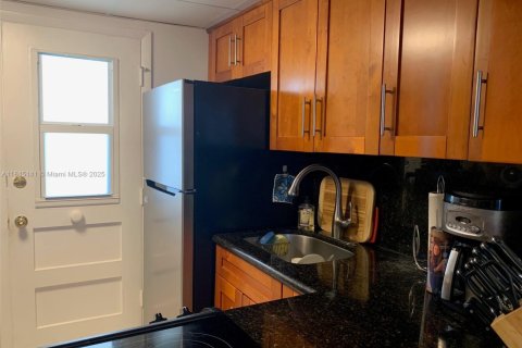 Condo in Aventura, Florida, 1 bedroom  № 1840929 - photo 11