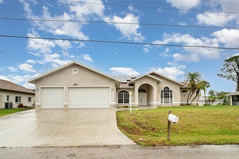 House in Englewood, Florida 5 bedrooms, 356.28 sq.m. № 1771651 - photo 1