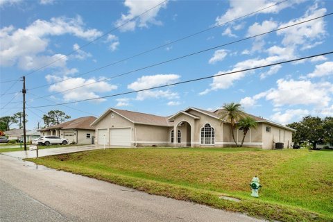 House in Englewood, Florida 5 bedrooms, 356.28 sq.m. № 1771651 - photo 3