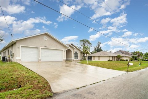 House in Englewood, Florida 5 bedrooms, 356.28 sq.m. № 1771651 - photo 2