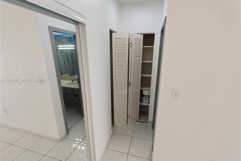 Condominio en venta en Hallandale Beach, Florida, 1 dormitorio, 80.82 m2 № 2046422 - foto 15