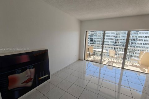 Condominio en venta en Hallandale Beach, Florida, 1 dormitorio, 80.82 m2 № 2046422 - foto 3