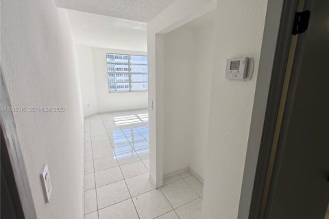 Condominio en venta en Hallandale Beach, Florida, 1 dormitorio, 80.82 m2 № 2046422 - foto 8