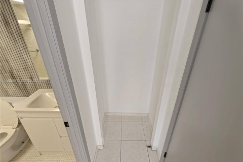 Condominio en venta en Hallandale Beach, Florida, 1 dormitorio, 80.82 m2 № 2046422 - foto 11