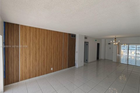 Condominio en venta en Hallandale Beach, Florida, 1 dormitorio, 80.82 m2 № 2046422 - foto 2