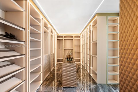 House in Fort Lauderdale, Florida 5 bedrooms, 644.37 sq.m. № 2002078 - photo 24