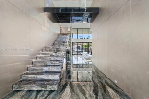 House in Fort Lauderdale, Florida 5 bedrooms, 644.37 sq.m. № 2002078 - photo 12