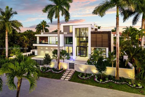 House in Fort Lauderdale, Florida 5 bedrooms, 644.37 sq.m. № 2002078 - photo 3