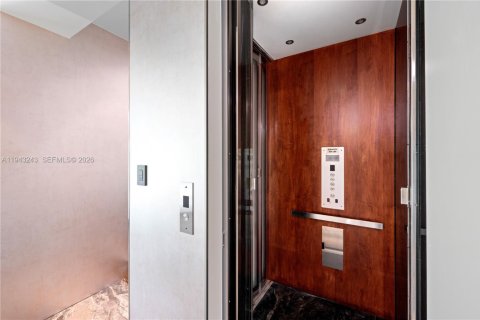 House in Fort Lauderdale, Florida 5 bedrooms, 644.37 sq.m. № 2002078 - photo 29