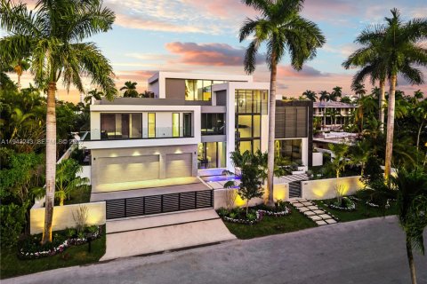 House in Fort Lauderdale, Florida 5 bedrooms, 644.37 sq.m. № 2002078 - photo 4