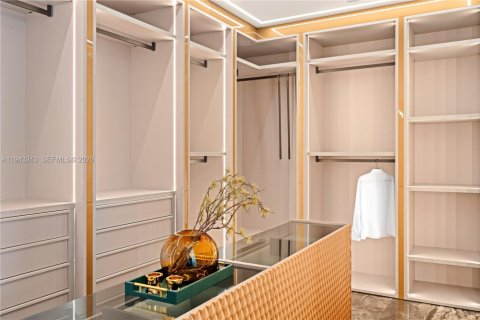 House in Fort Lauderdale, Florida 5 bedrooms, 644.37 sq.m. № 2002078 - photo 25