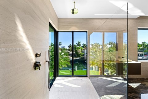 House in Fort Lauderdale, Florida 5 bedrooms, 644.37 sq.m. № 2002078 - photo 22