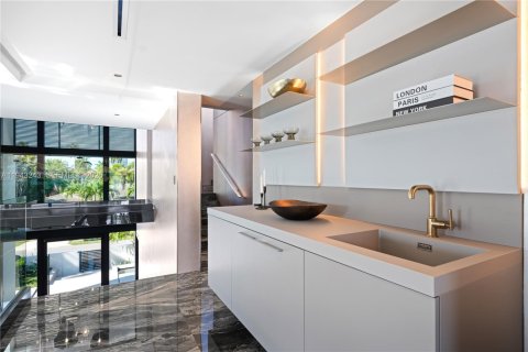 House in Fort Lauderdale, Florida 5 bedrooms, 644.37 sq.m. № 2002078 - photo 27