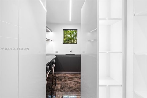 House in Fort Lauderdale, Florida 5 bedrooms, 644.37 sq.m. № 2002078 - photo 30