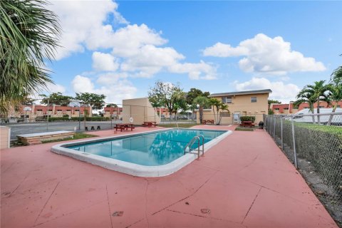 Купить таунхаус в Тамарак, Флорида 3 спальни, 167.22м2, № 2032863 - фото 17