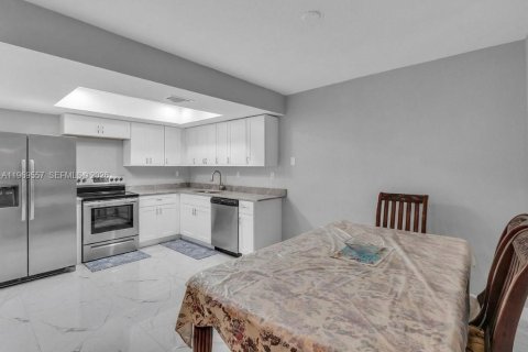 Купить таунхаус в Тамарак, Флорида 3 спальни, 167.22м2, № 2032863 - фото 3