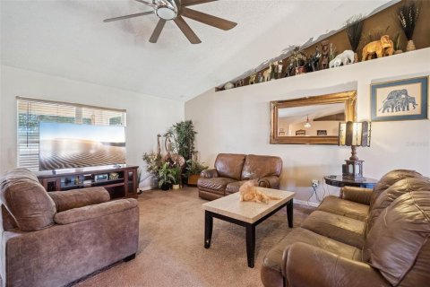 House in Deltona, Florida 4 bedrooms, 207.73 sq.m. № 2222274 - photo 17