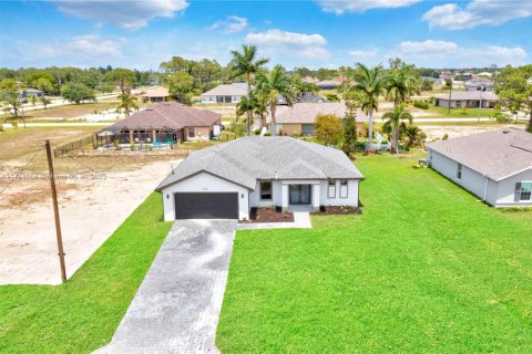 Casa en venta en Cape Coral, Florida, 3 dormitorios № 1993753 - foto 2