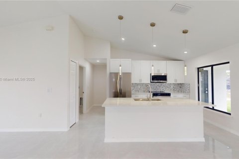 Casa en venta en Cape Coral, Florida, 3 dormitorios № 1993753 - foto 8